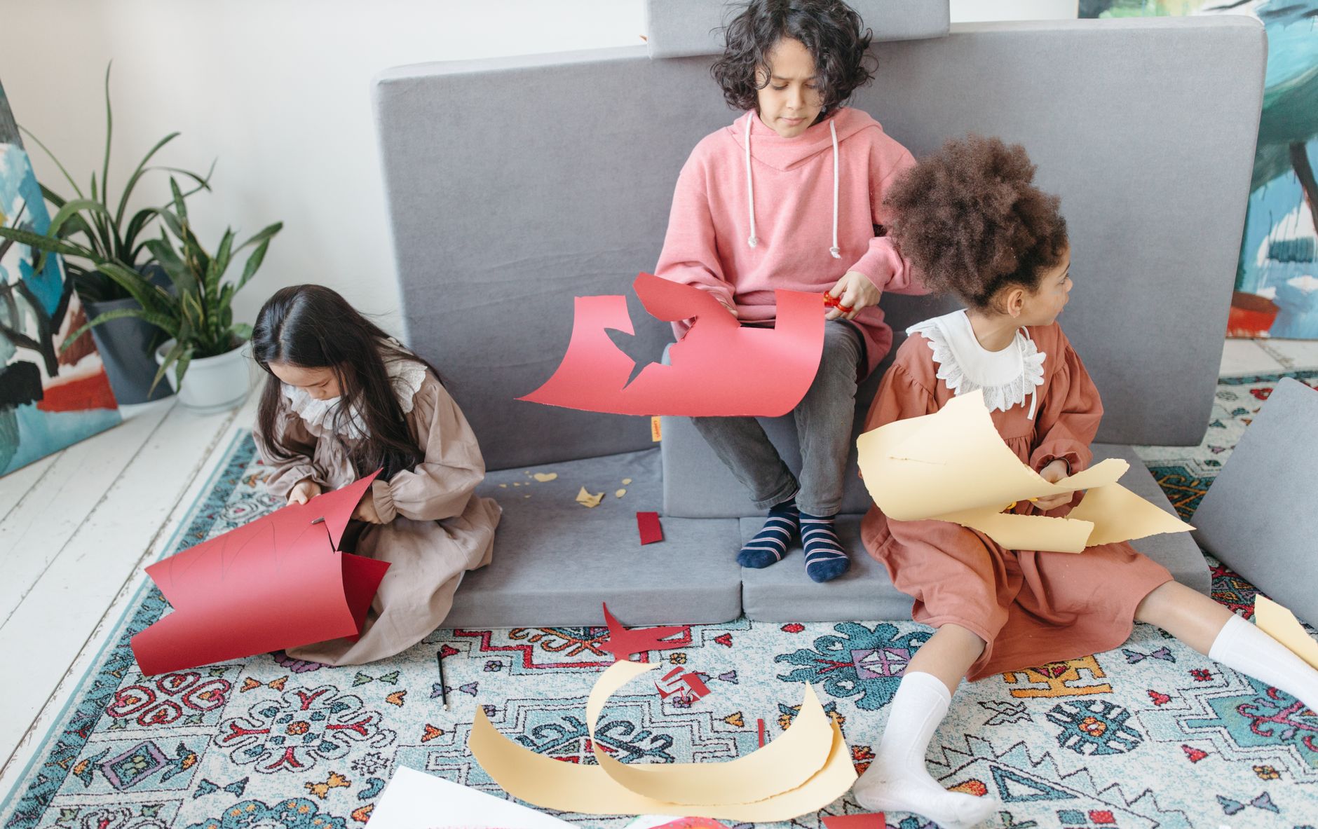 Activités manuelles 6 à 10 ans avec papier et carton : 4 projets artistiques incontournables — enfants bricolant avec papier et carton