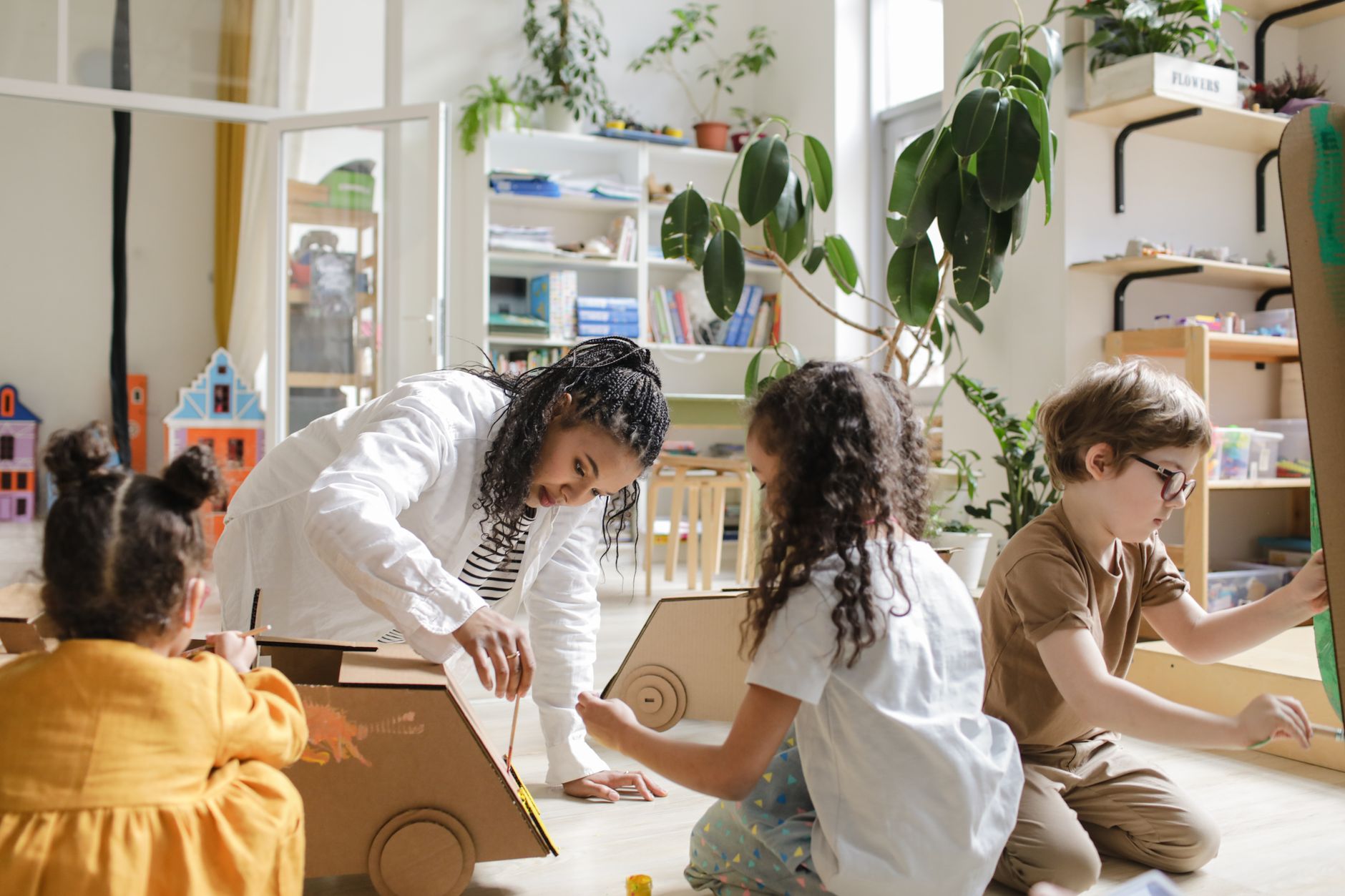 12 idées d'activités manuelles faciles — enfants bricolant avec papier et carton