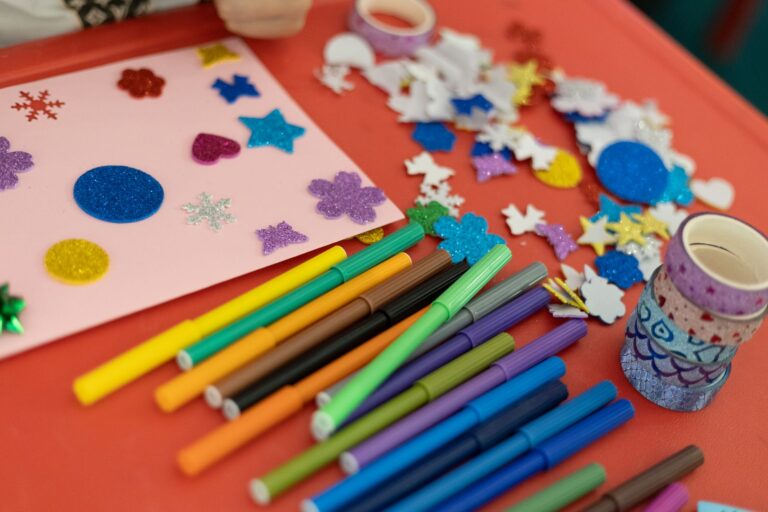 20 idées de bricolage facile — fournitures de bricolage colorées pour enfants