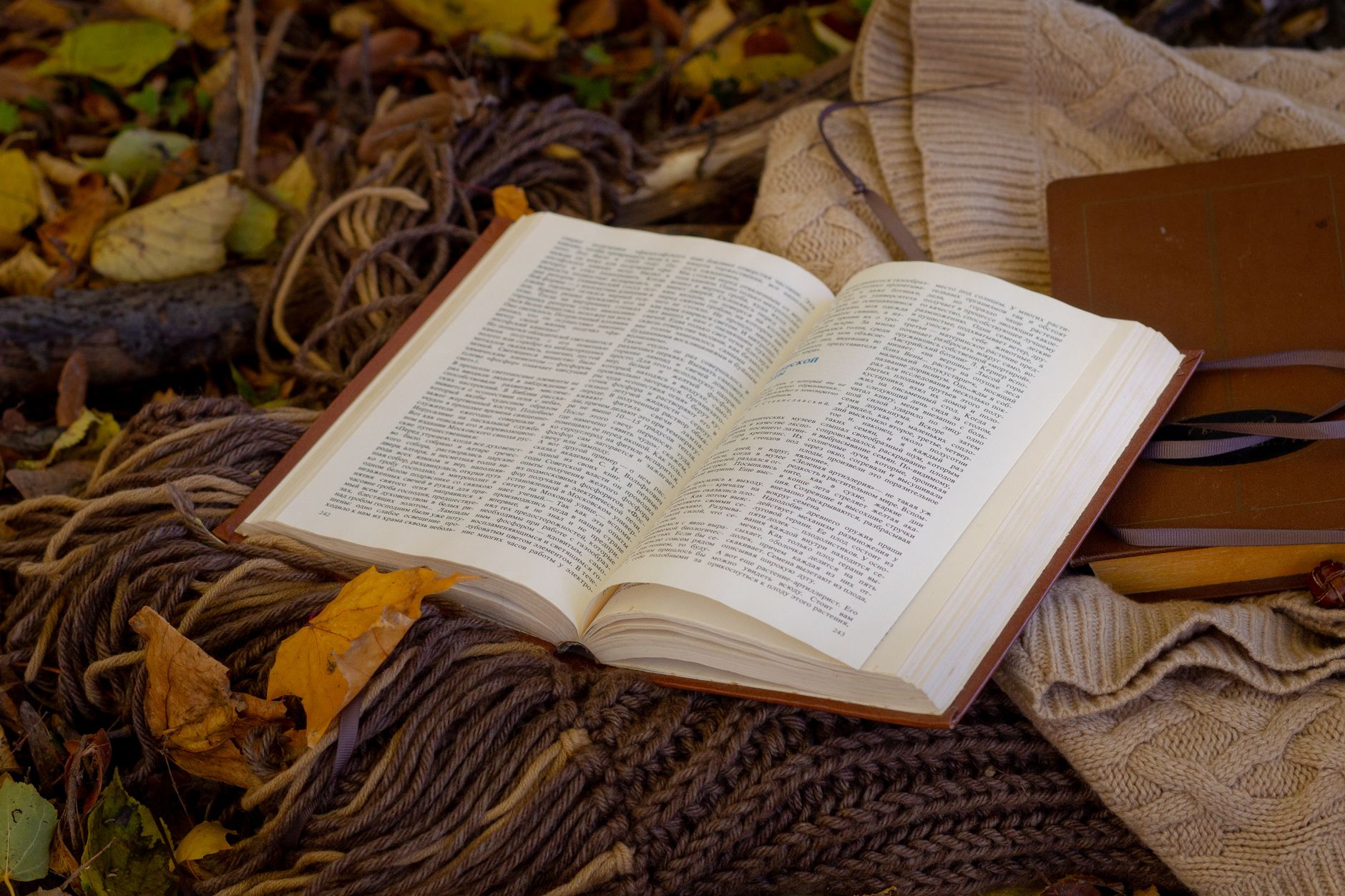 300 points de tricot en PDF gratuit : ce que contient réellement ce type de livre de tricot — livre de tricot ouvert avec motifs