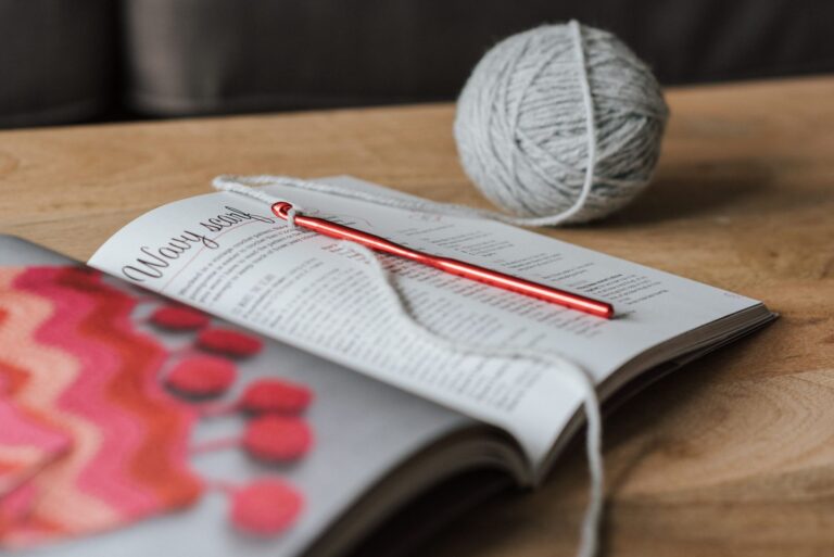 300 points de tricot le — livre de tricot ouvert avec motifs