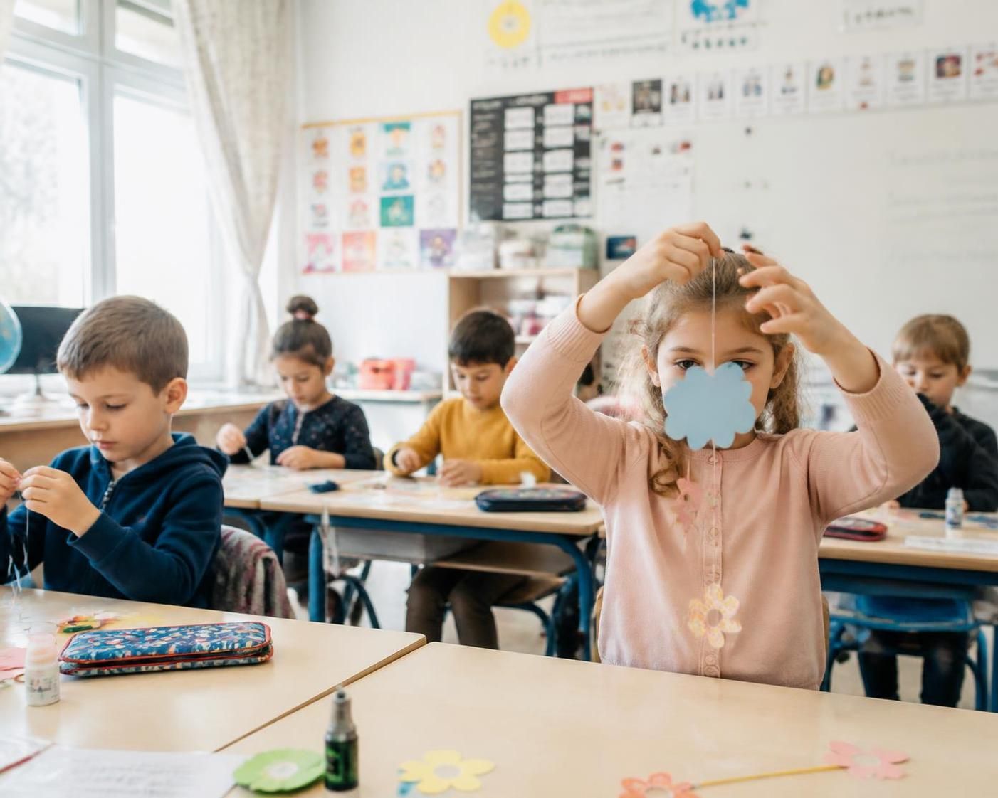 découvrez 30 idées créatives d'activités manuelles pour les élèves de cp, organisées par saison et par thème, pour stimuler leur imagination et développer leur motricité.