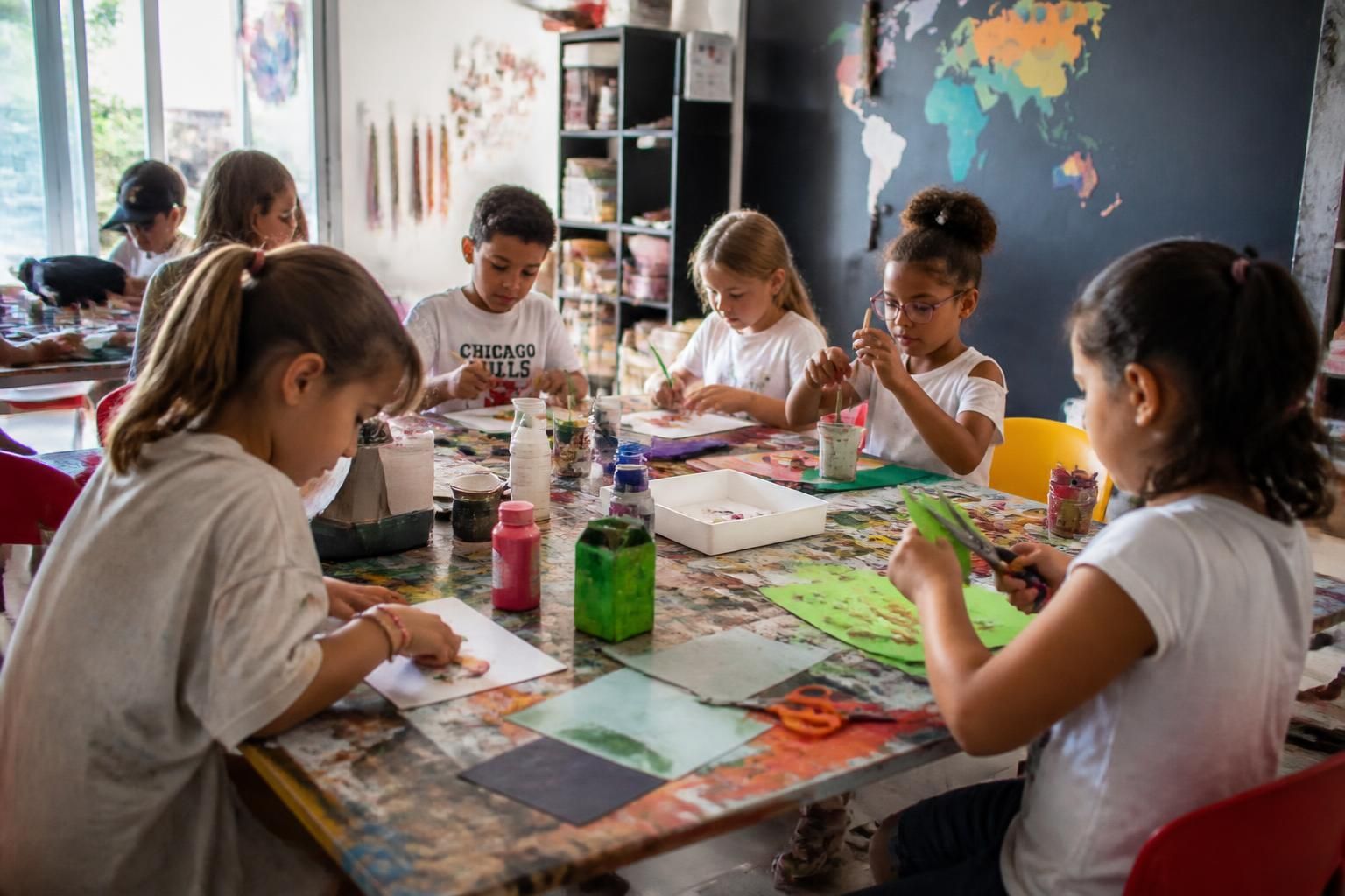découvrez 12 idées créatives d'activités manuelles pour les enfants de 6 à 10 ans en centre de loisirs, alliant amusement et apprentissage artistique.