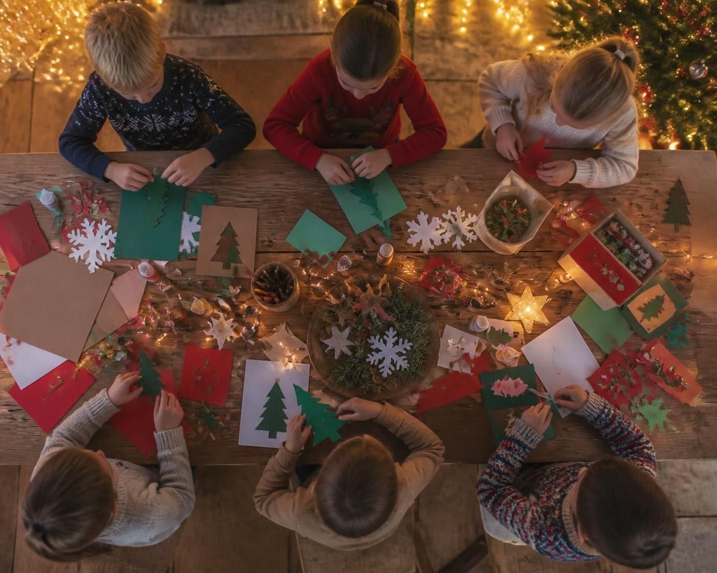 découvrez 15 idées de bricolage de noël faciles et rapides à réaliser avec du papier, du carton et des rouleaux pour décorer votre maison en toute simplicité.