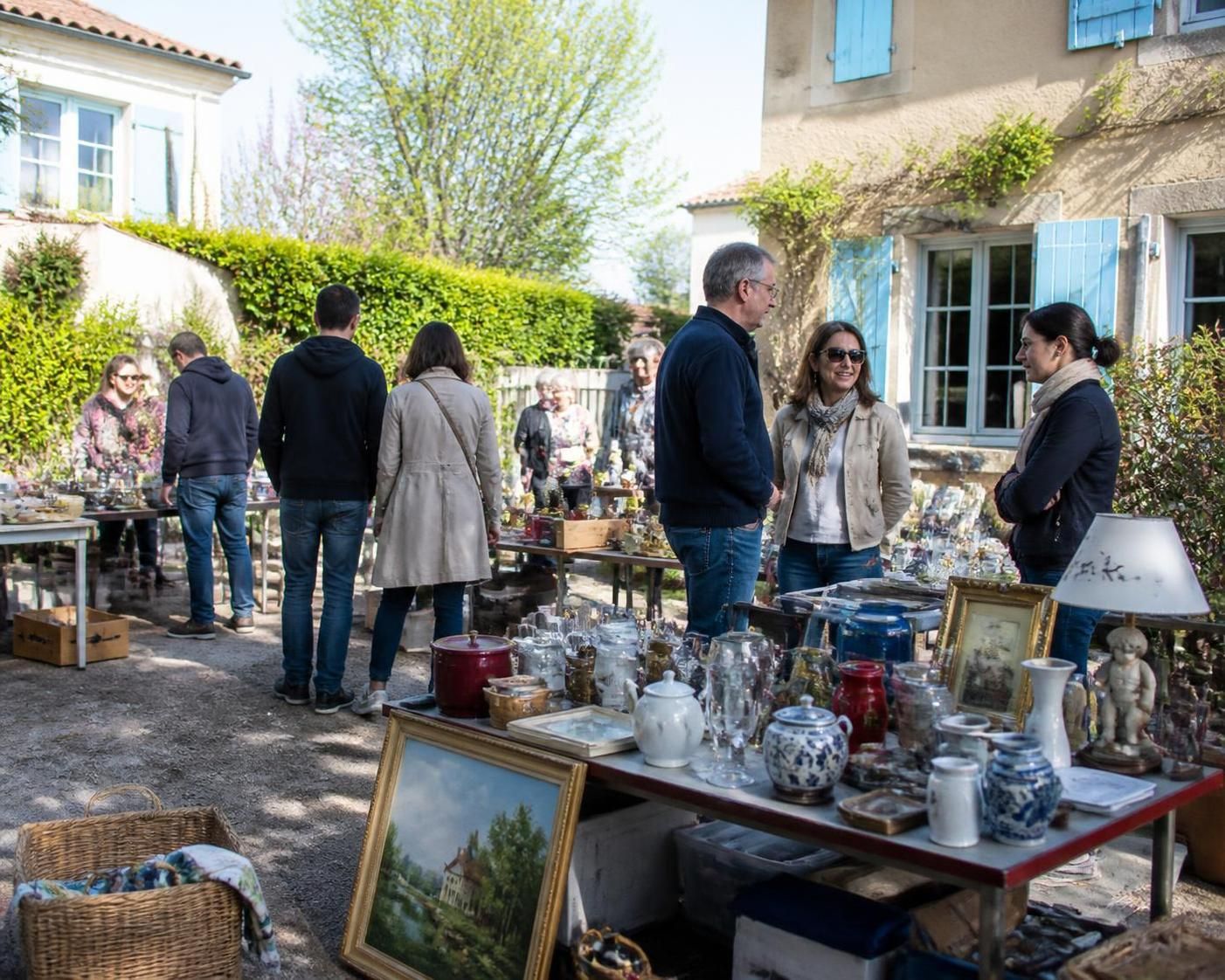 découvrez nos conseils pratiques pour organiser un vide-grenier réussi chez vous, en association ou entre voisins, et profitez d'une journée conviviale pour vendre et échanger vos objets.