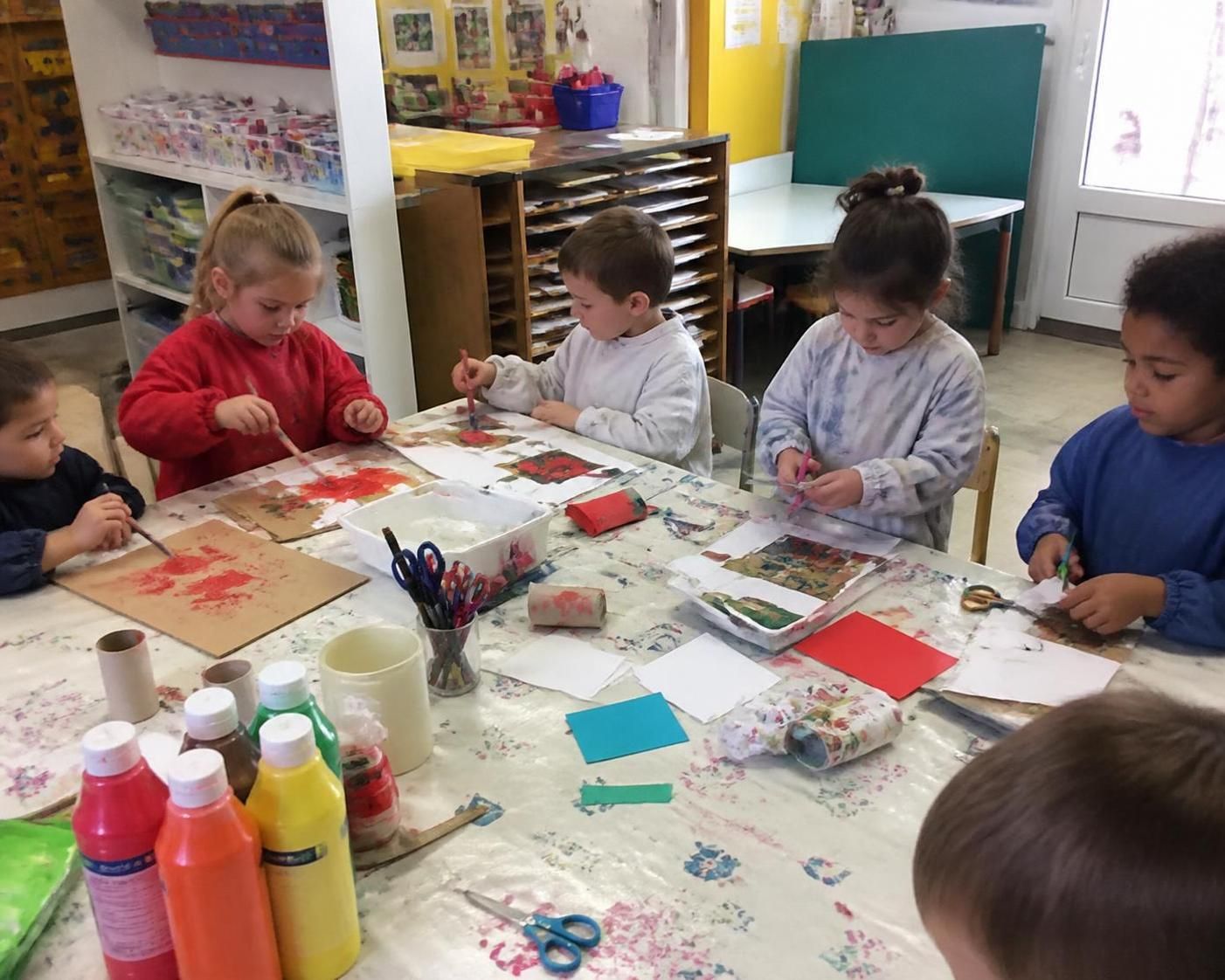 découvrez des activités manuelles gratuites et ludiques à réaliser en maternelle pour stimuler la créativité et le développement des jeunes enfants.