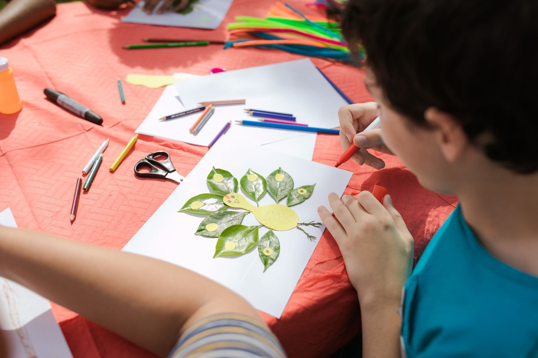 Activités manuelles 2-6 ans : ateliers sensoriels, collage facile et premiers gestes créatifs — enfants bricolant collage en papier coloré