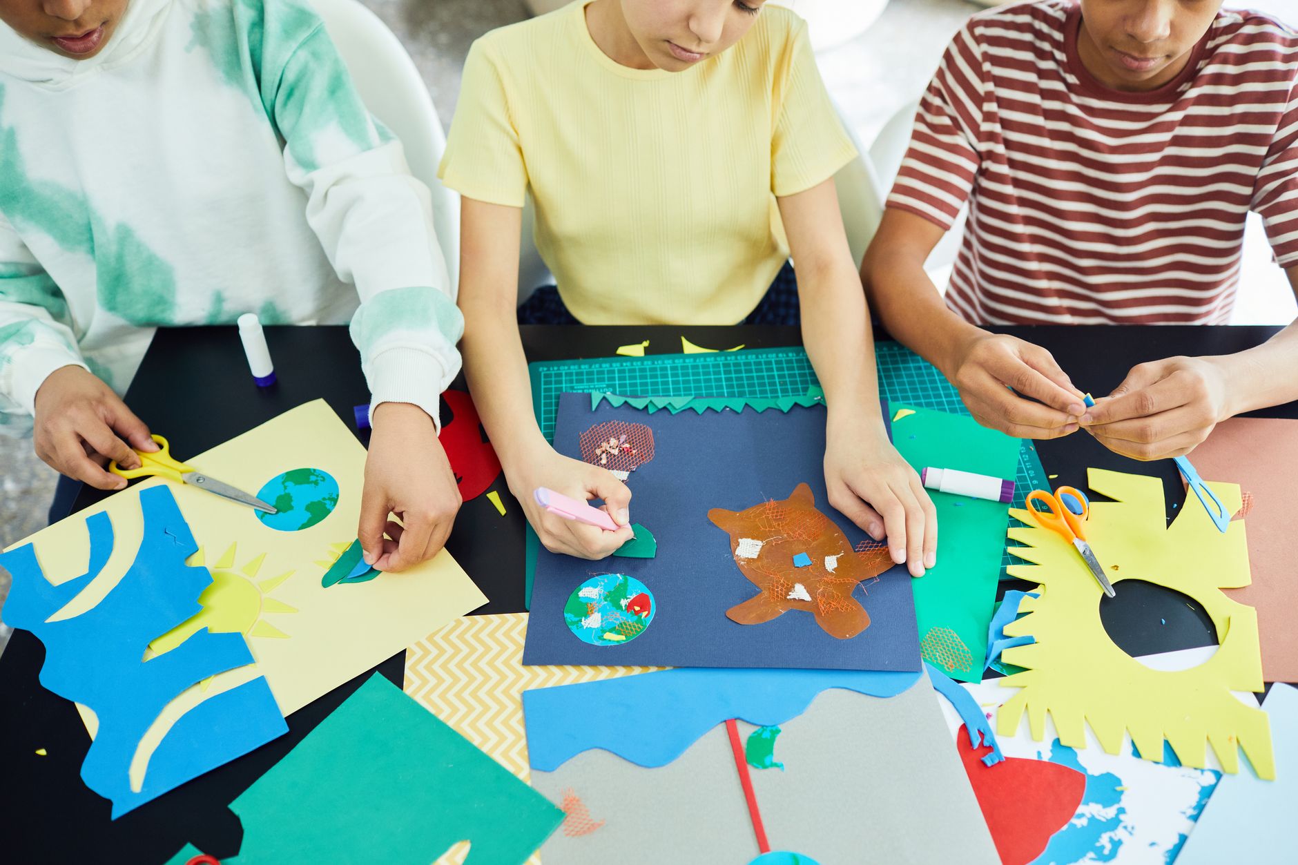 Activité manuelle enfant des idées — enfants bricolant collage en papier coloré