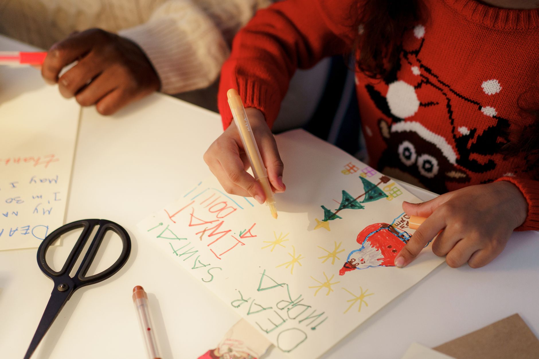 Activité manuelle Noël pour la maternelle : des idées faciles et sécurisées — enfants fabriquant décorations de Noël
