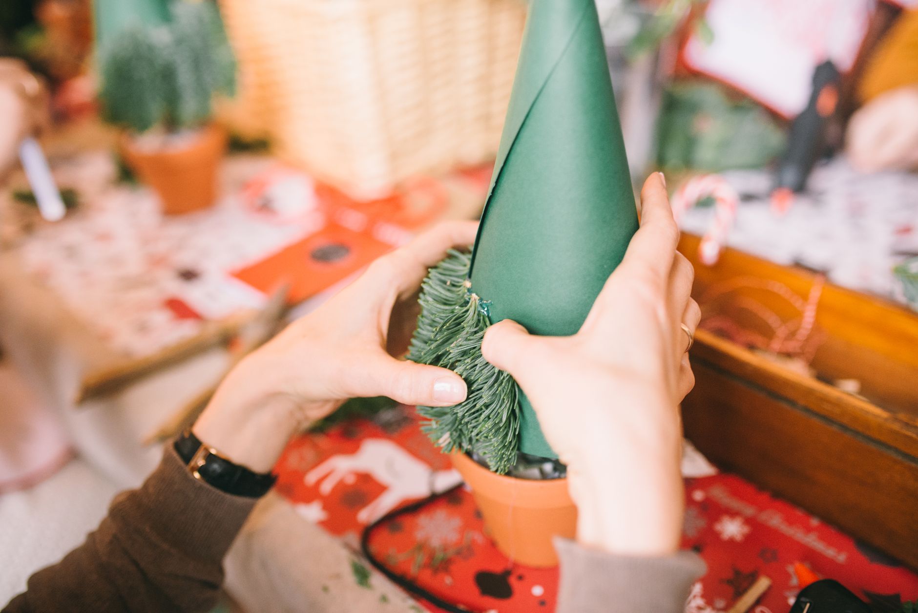 Activité manuelle Noël idées faciles — enfants fabriquant décorations de Noël
