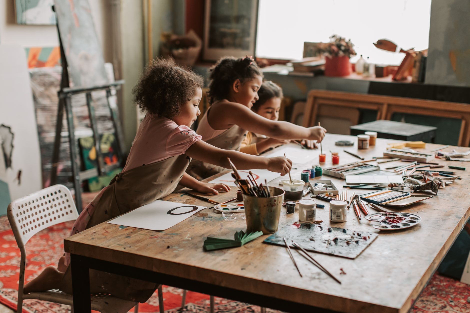 Activités peinture ludiques pour la maternelle : mettre les couleurs au cœur du quotidien — enfants peignant des œuvres colorées