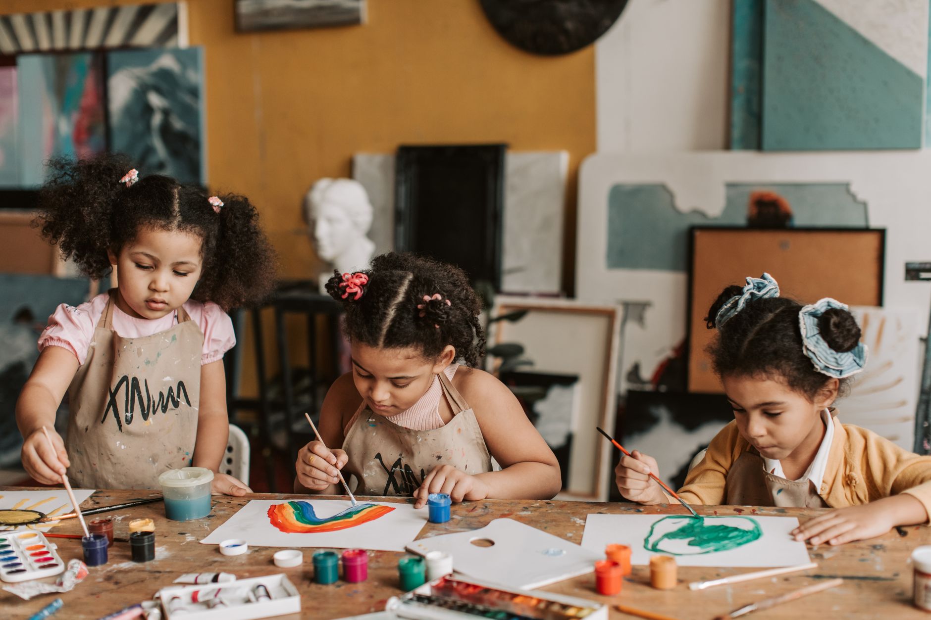 Activité peinture idées créatives pour — enfants peignant des œuvres colorées