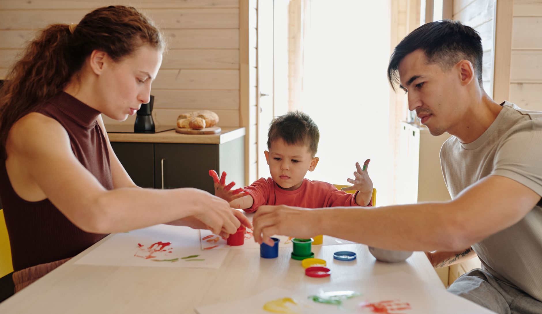 Peinture enfant 2 ans : préparer un atelier simple et sûr — petit enfant peignant avec des doigts et éponges