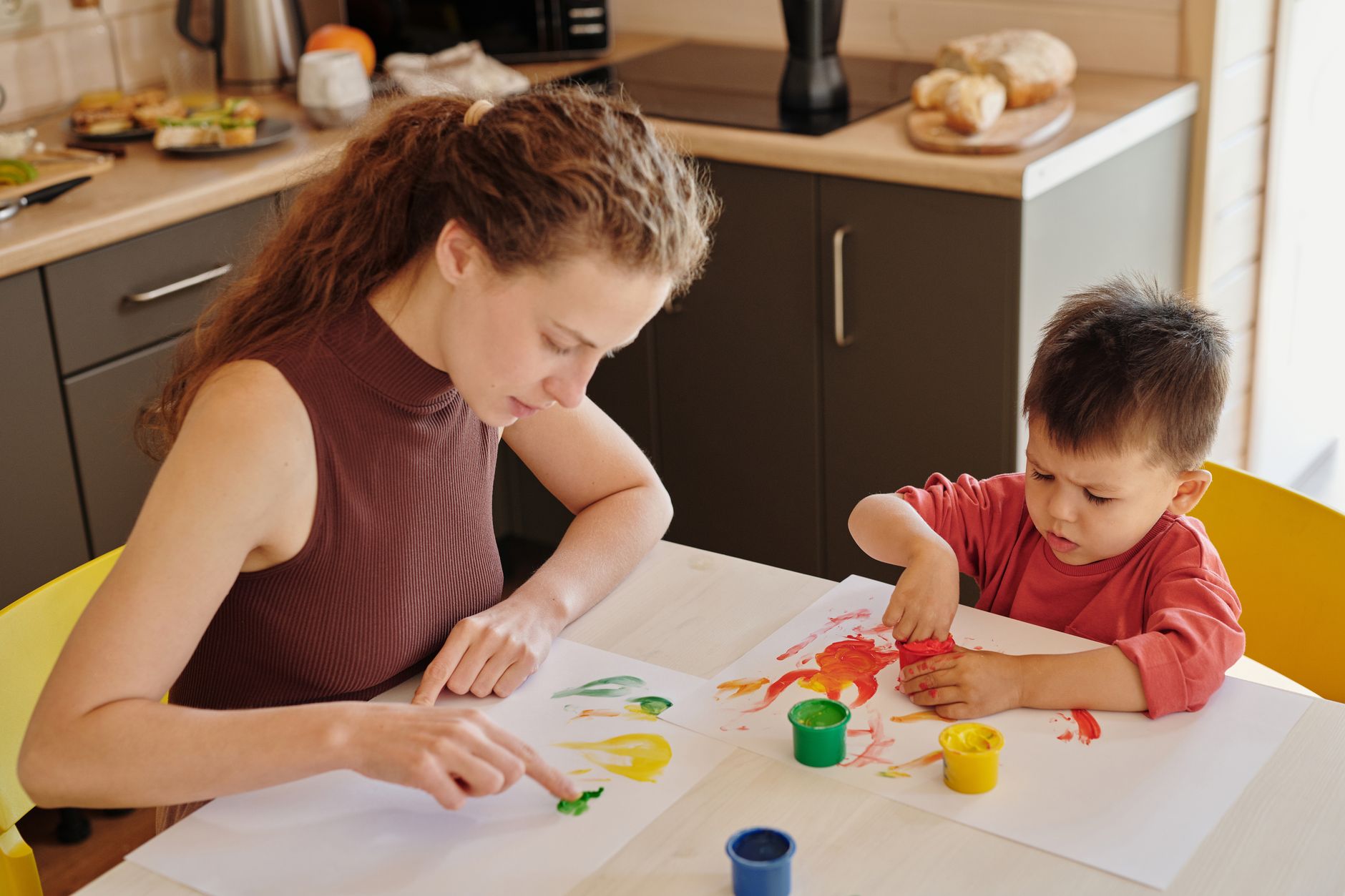 Activité peinture pour les 2 — petit enfant peignant avec des doigts et éponges