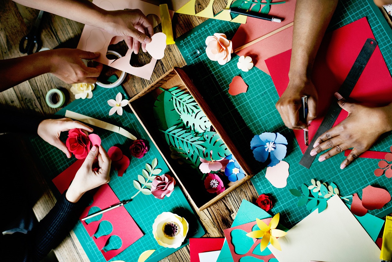 Activités bricolage pour enfants par âge : de la petite section au début du primaire — enfants bricolant des projets en papier coloré