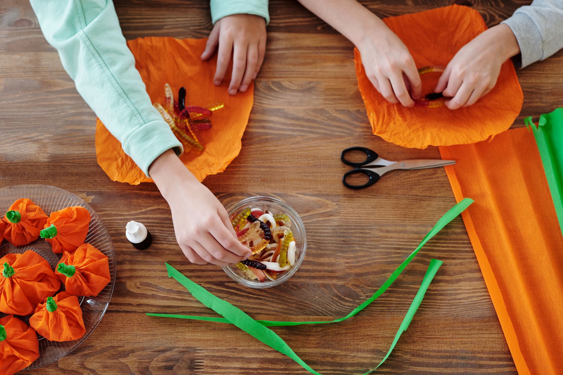 Activités Halloween pour enfants de maternelle : bricolages très simples et jeux rassurants — enfants bricolages décorations Halloween