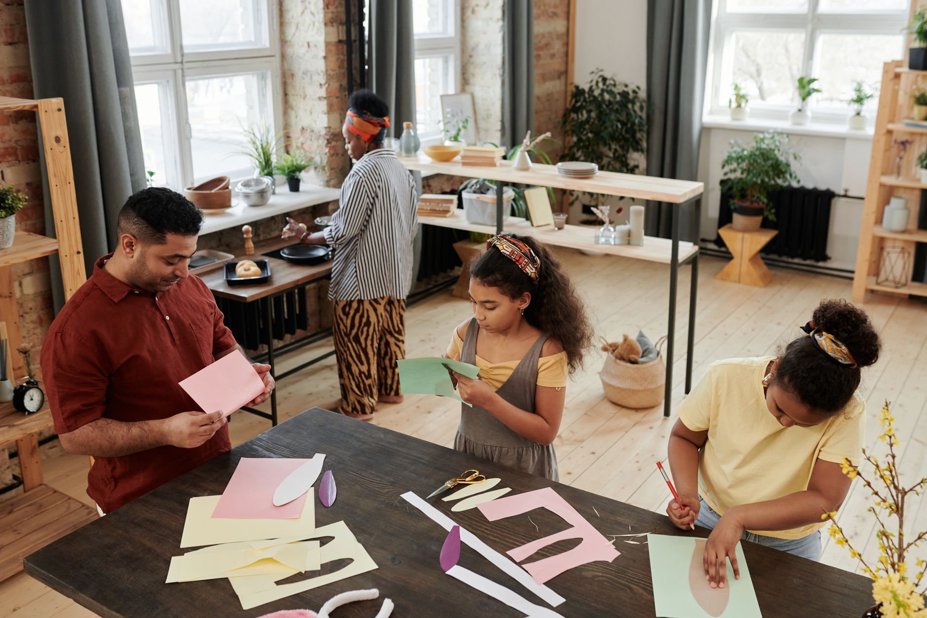 Activités manuelles à la maison pour enfants : du matériel basique, beaucoup d’effet — enfants bricolant à la maison