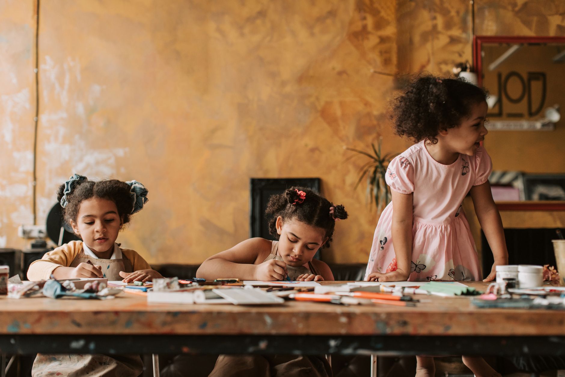 Activités manuelles à faire à — enfants bricolant à la maison