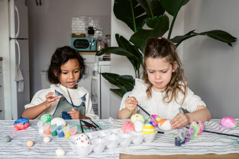 Activités manuelles au CP 30 — enfants bricolant activités de printemps