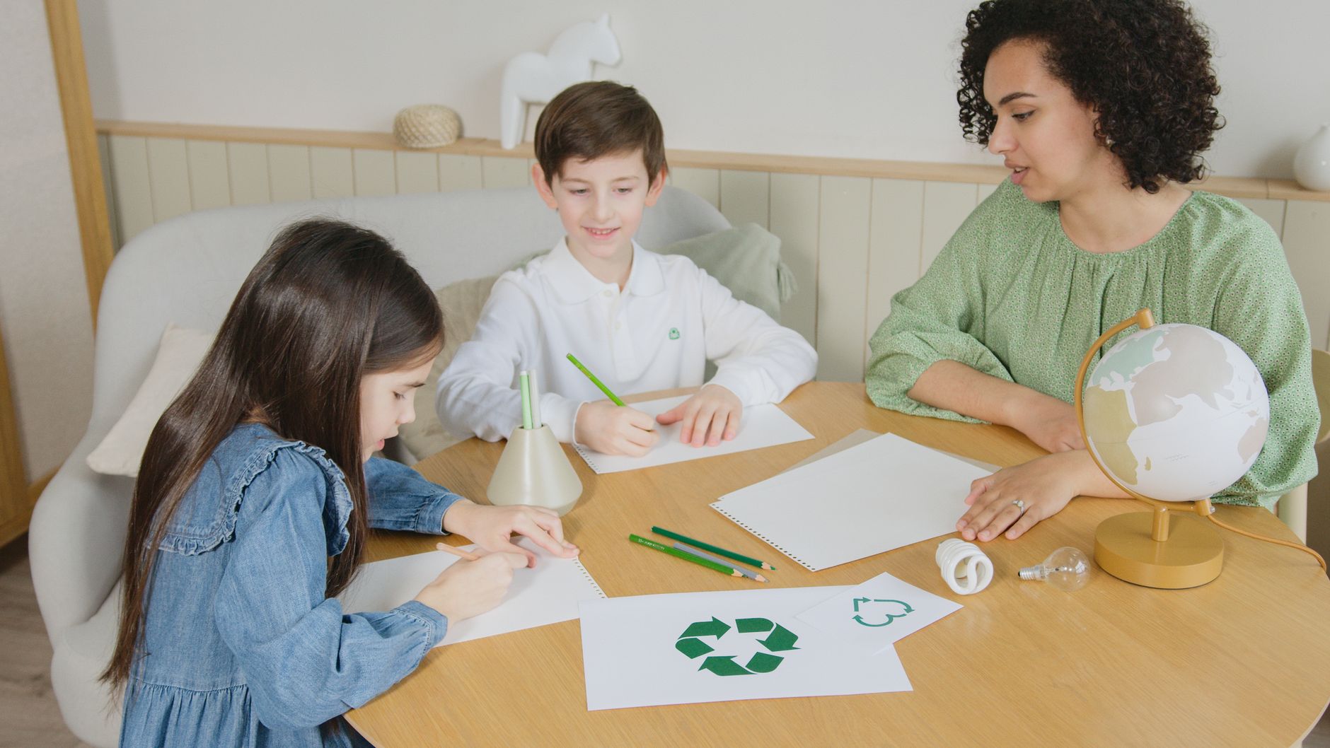 Activités manuelles dessin idées faciles — enfants dessinant avec des matériaux recyclés