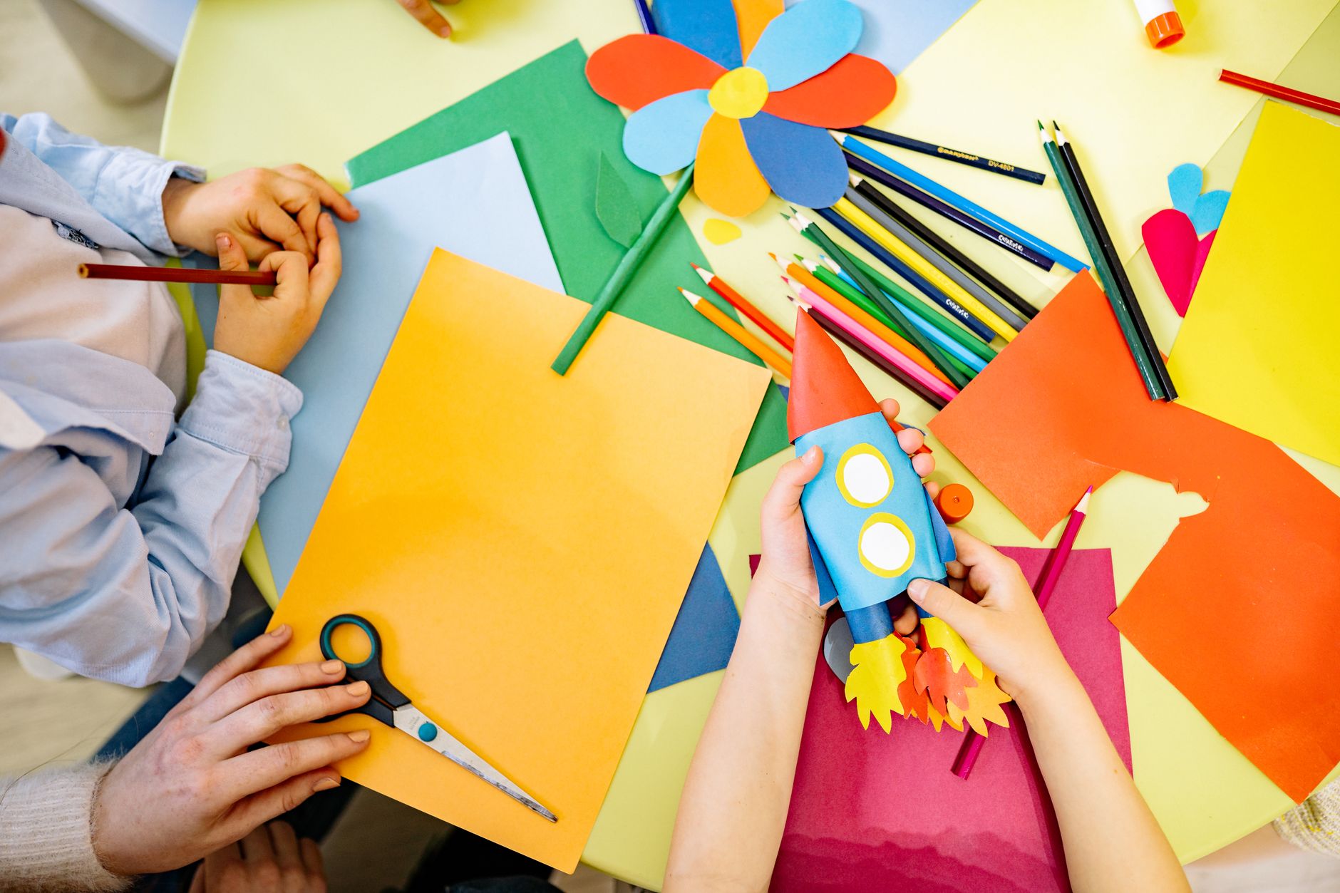 Pourquoi les activités manuelles en centre de loisirs sont si puissantes entre 6 et 10 ans — enfants bricolant des projets en papier coloré