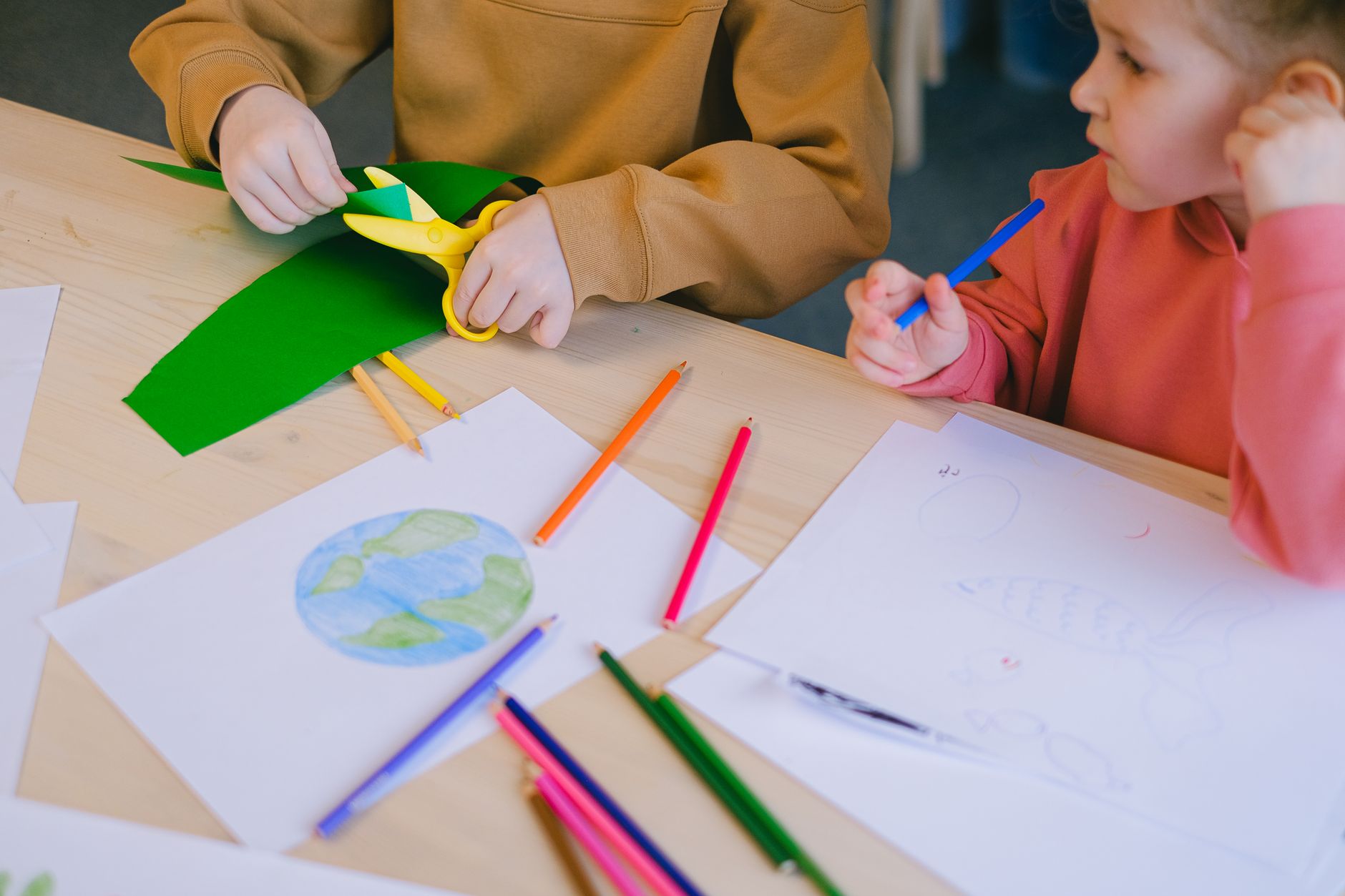 Activités manuelles en centre de — enfants bricolant des projets en papier coloré