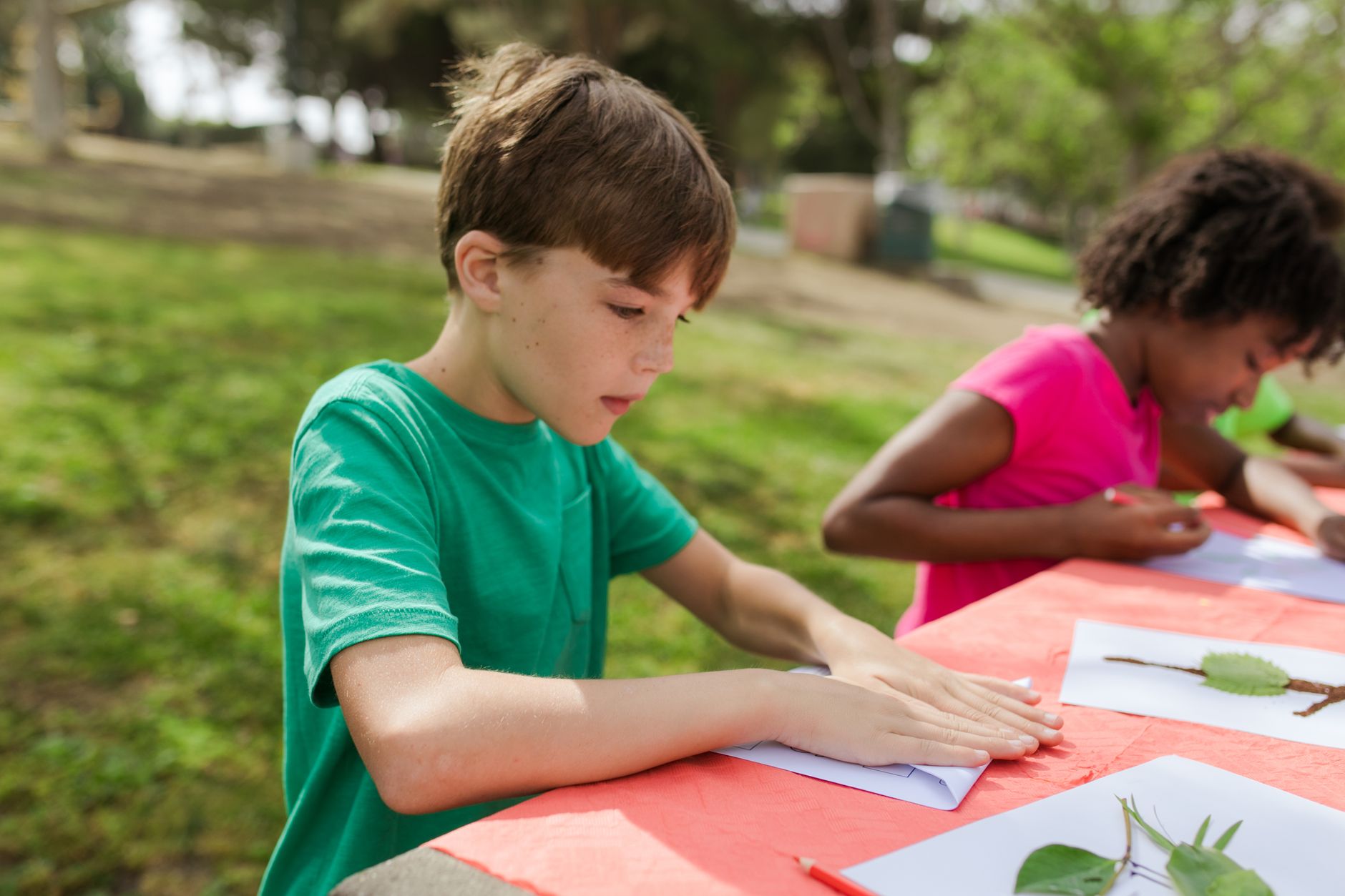 Activités manuelles maternelle au printemps : éveil créatif et nature qui se réveille — enfants bricolant activités manuelles printemps