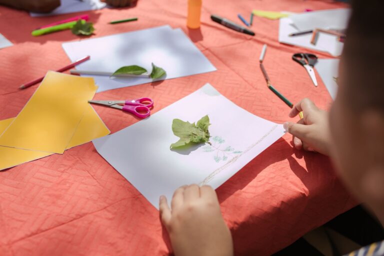 Activités manuelles en maternelle 50 — enfants bricolant activités manuelles printemps