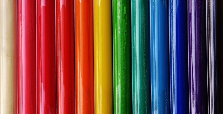 Activités manuelles et bricolage 700 — enfants bricolant avec des matériaux colorés