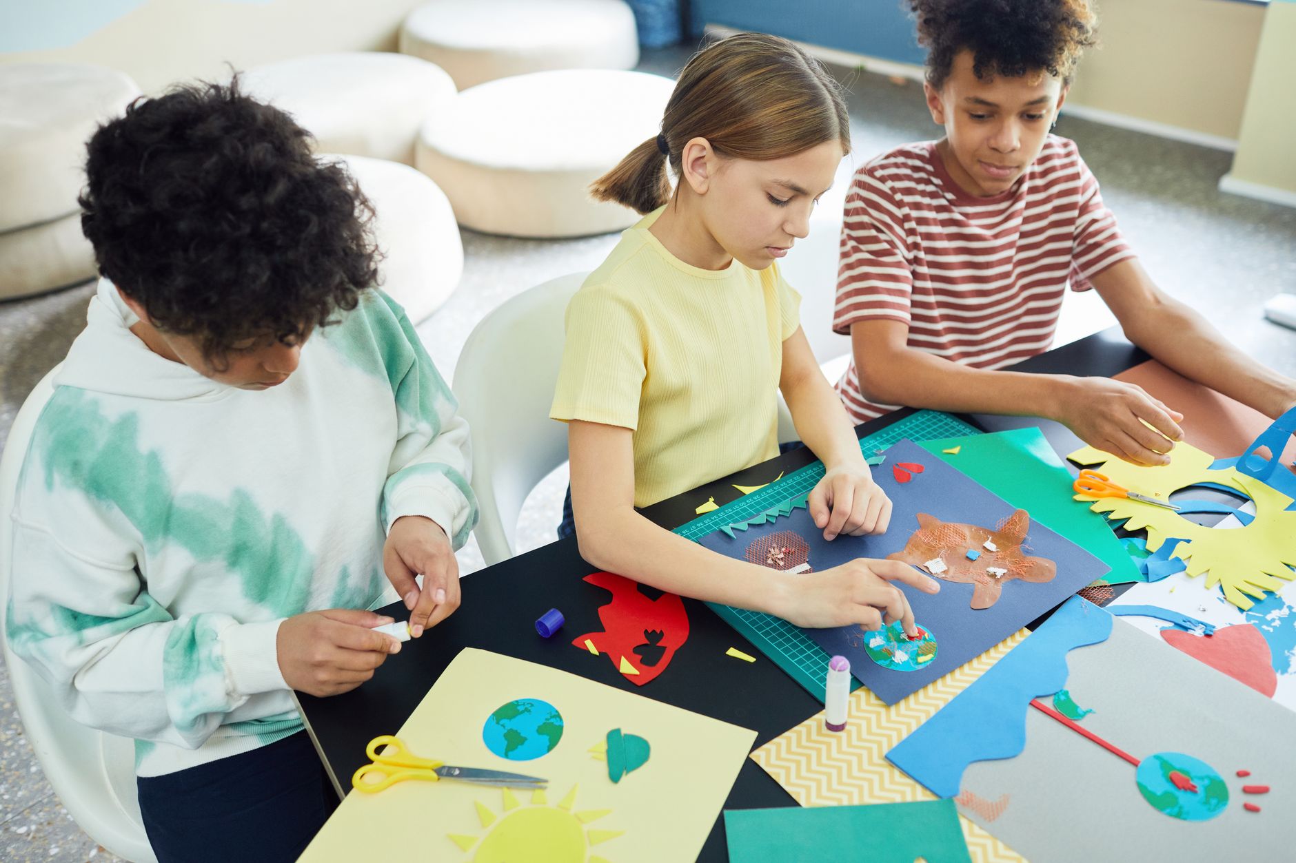 Activités manuelles faciles pour enfants et adultes : comment s’y retrouver sans se perdre — enfants bricolant avec papier et colle