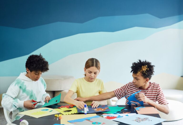 Activités manuelles faciles et rapides — enfants bricolant avec papier et colle