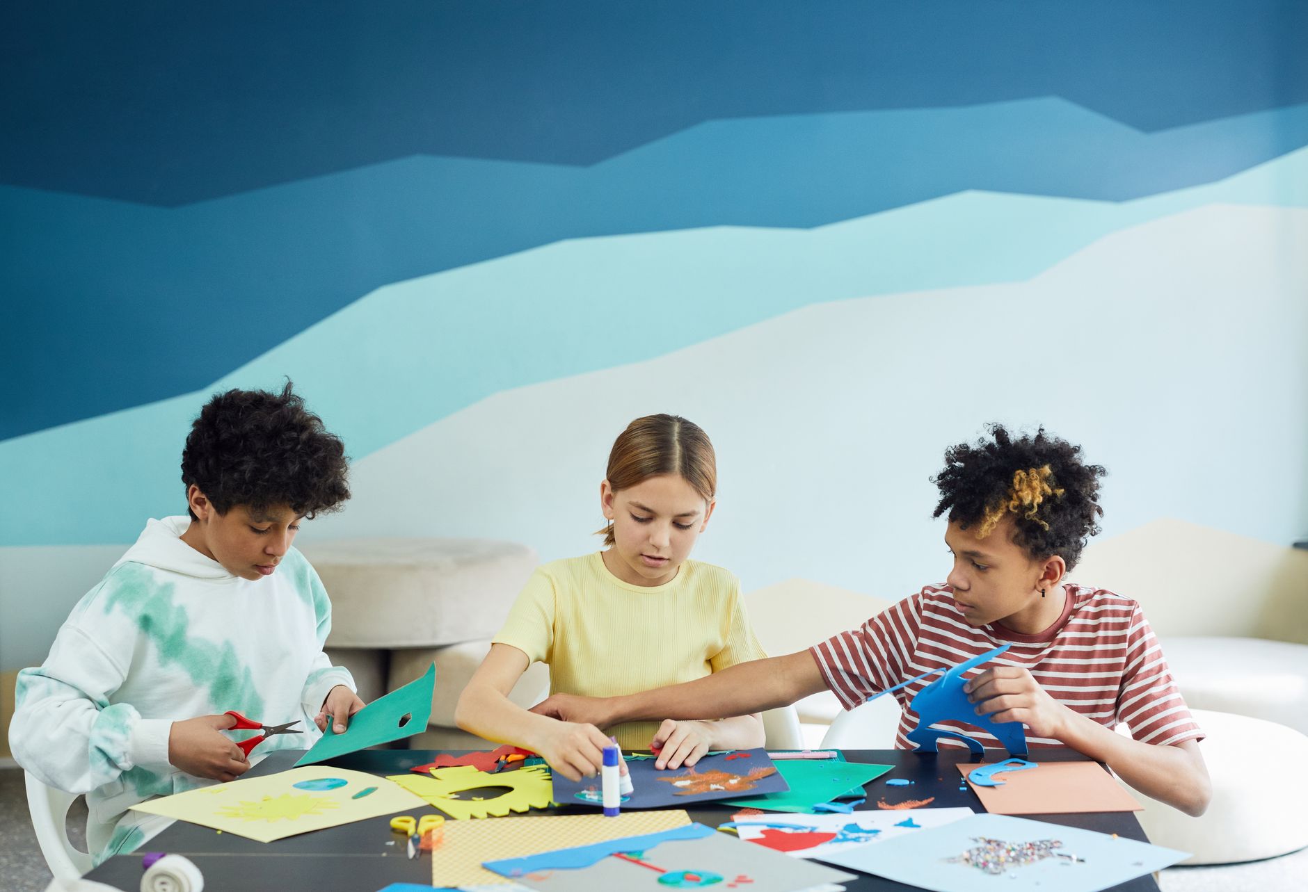Activités manuelles faciles et rapides — enfants bricolant avec papier et colle