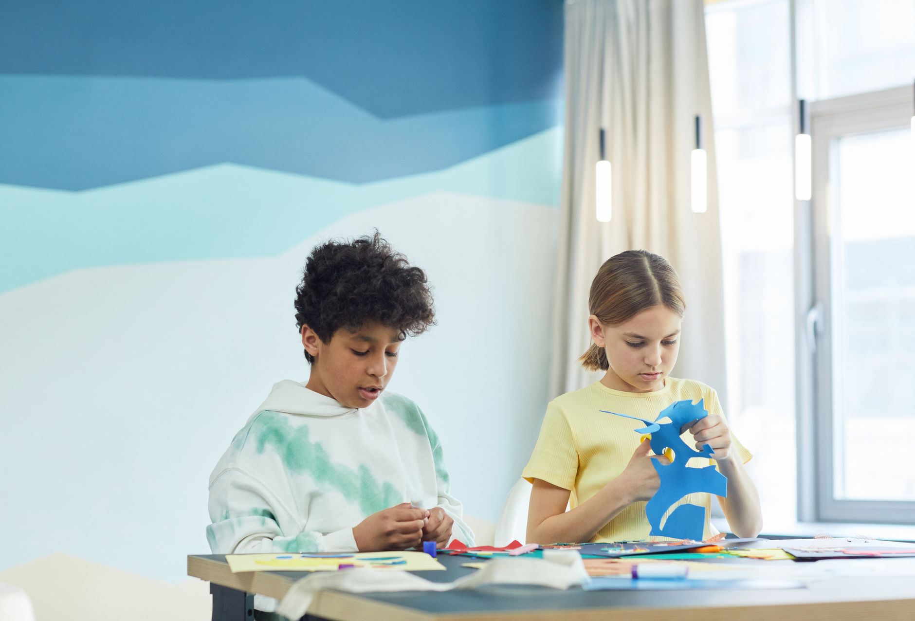 Activités manuelles faciles pour la maternelle au quotidien — enfants bricolant art en papier coloré
