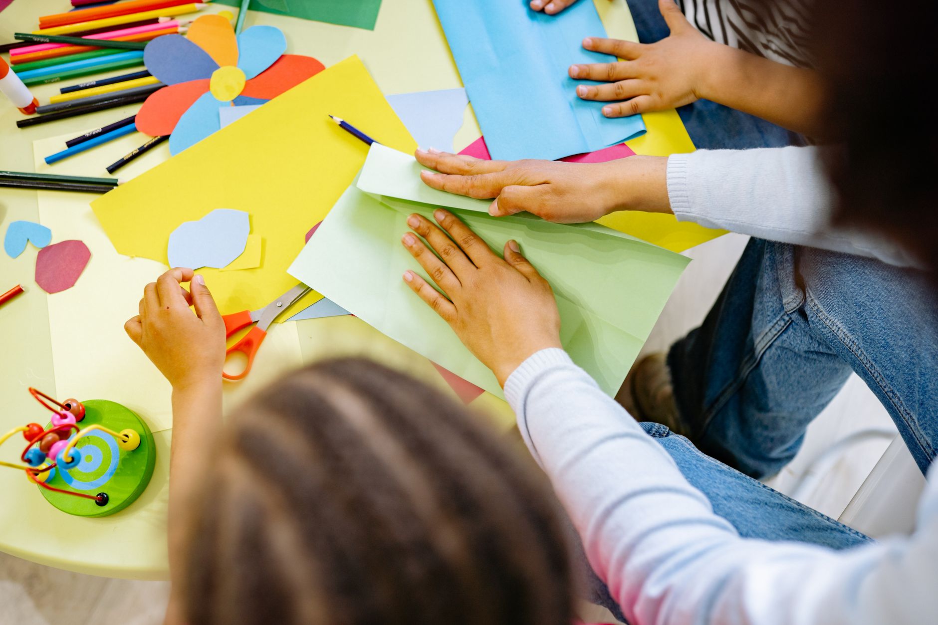 Activités manuelles faciles et rapides — enfants bricolant art en papier coloré