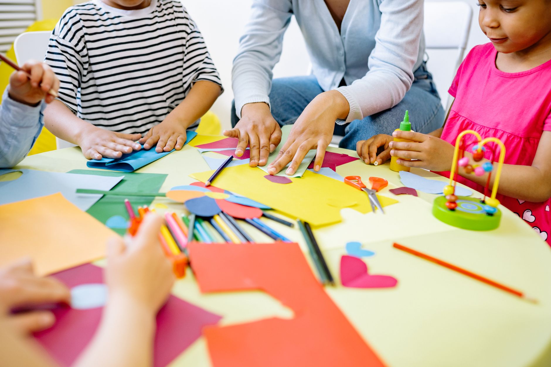 Activités manuelles faciles pour la maternelle et le primaire à mettre en place en moins de 10 minutes — enfants bricolant avec papier et colle