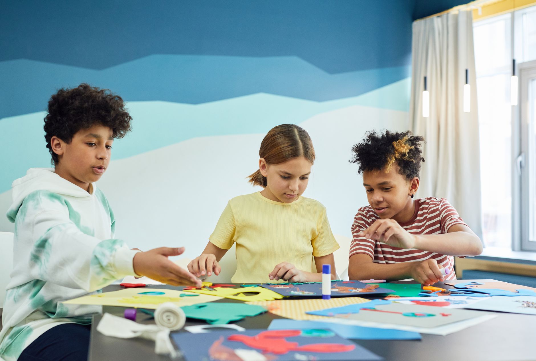 Activités manuelles faciles pour enfants — enfants bricolant avec papier et colle