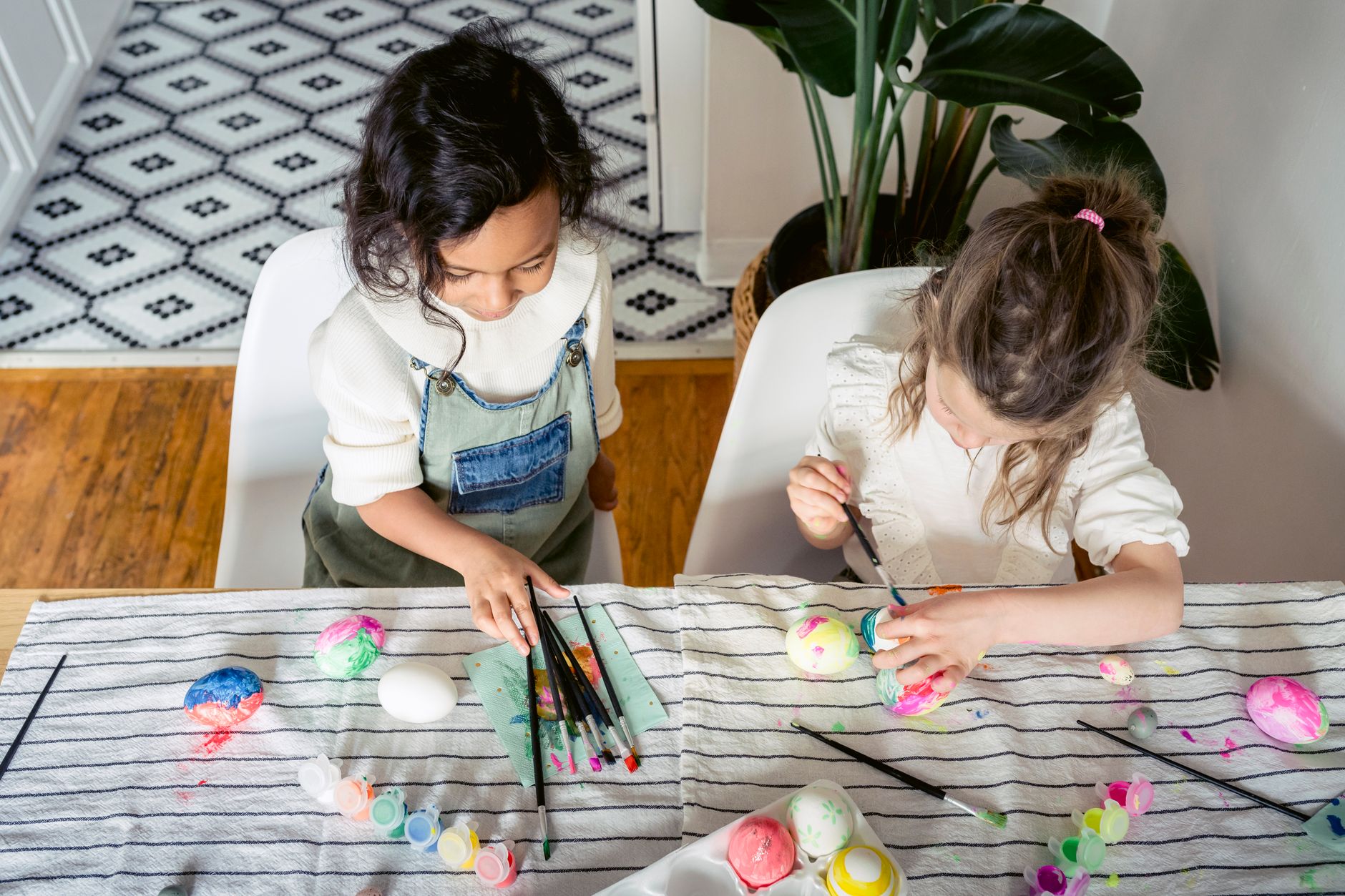 Activités manuelles pour le primaire autour des quatre saisons : structurer l’année en jouant — enfants bricolant décorations saisonnières