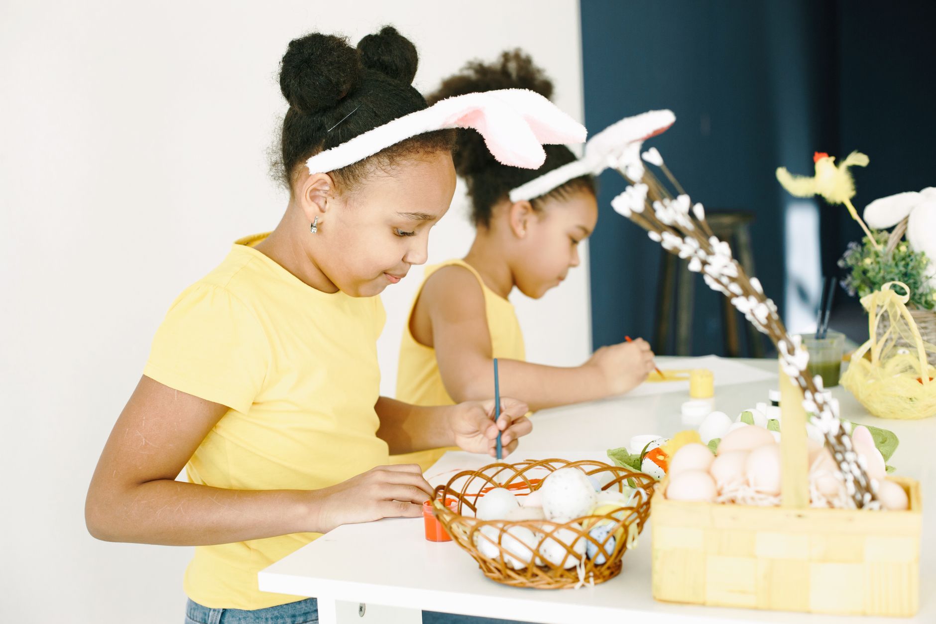 Activités manuelles pour le primaire — enfants bricolant décorations saisonnières