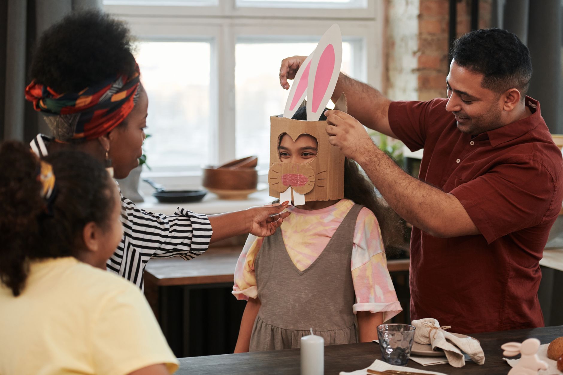 Activités manuelles simples et rapides — enfants bricolant avec papier et carton