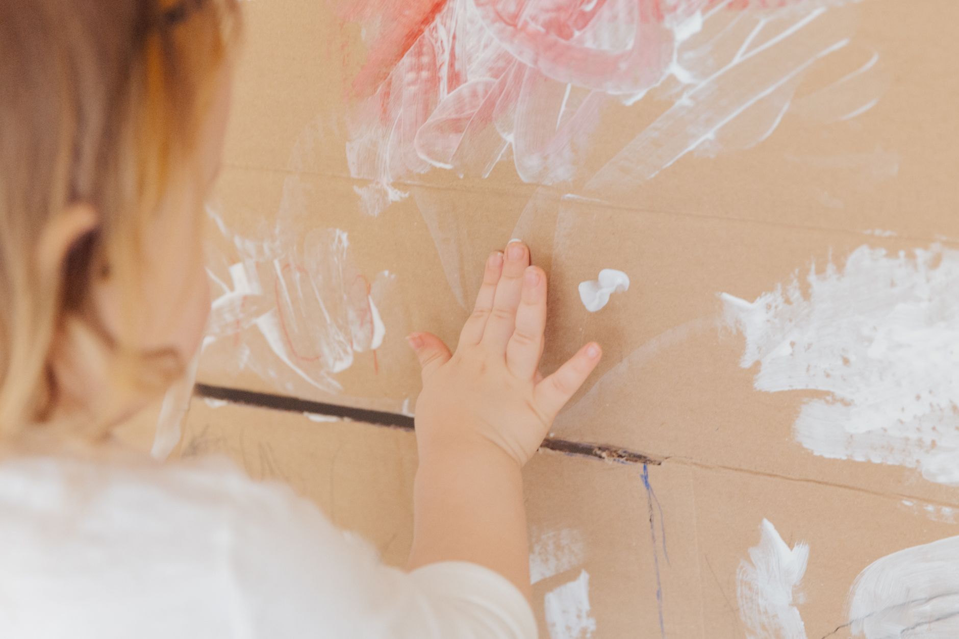 Activités peinture avec bébé de — bébé peignant avec les doigts couleurs