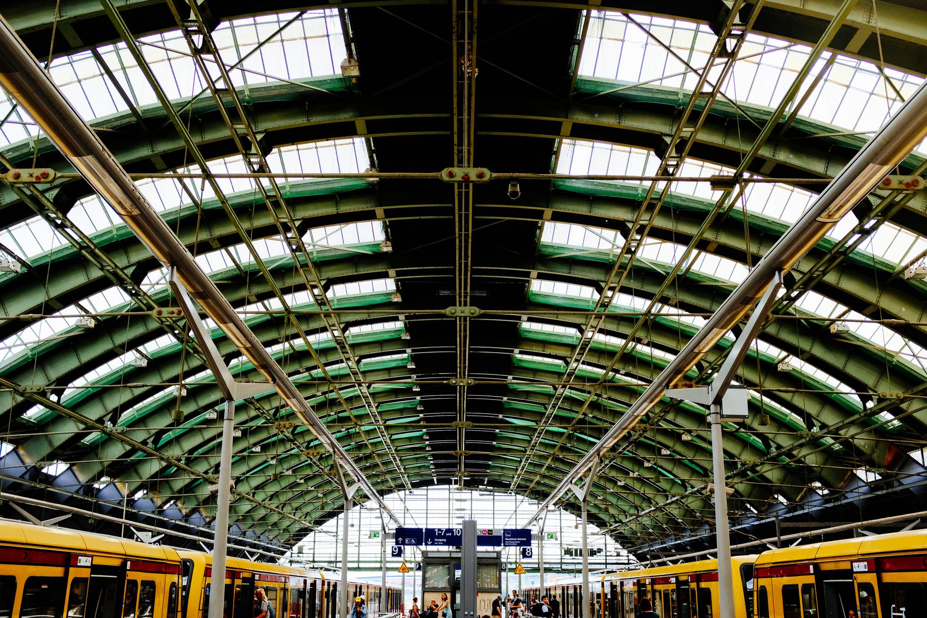 Réductions SNCF et carte famille nombreuse : un levier immédiat pour le budget transport — famille nombreuse voyageant en train