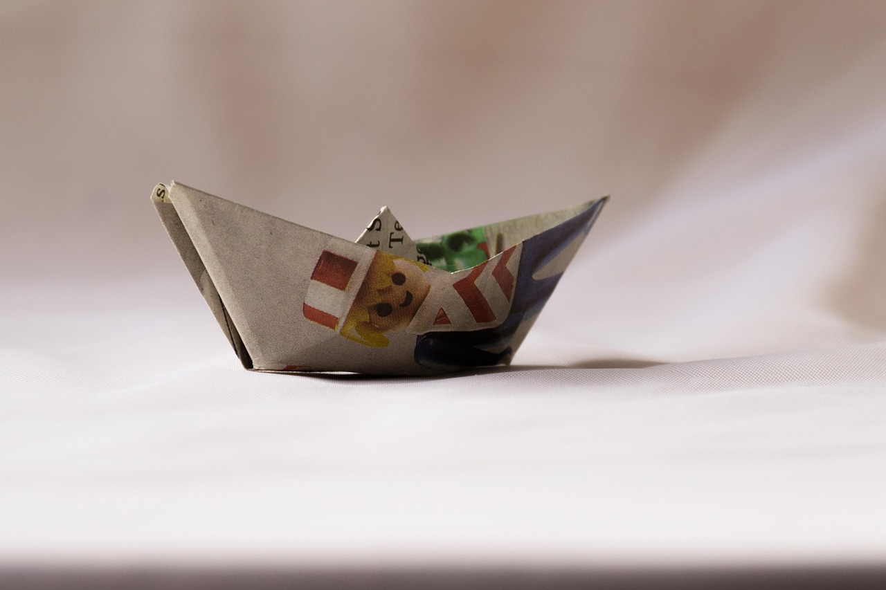 Bricolage à imprimer gratuit : comment transformer une feuille A4 en terrain de jeu créatif — enfants bricolant avec des gabarits en papier