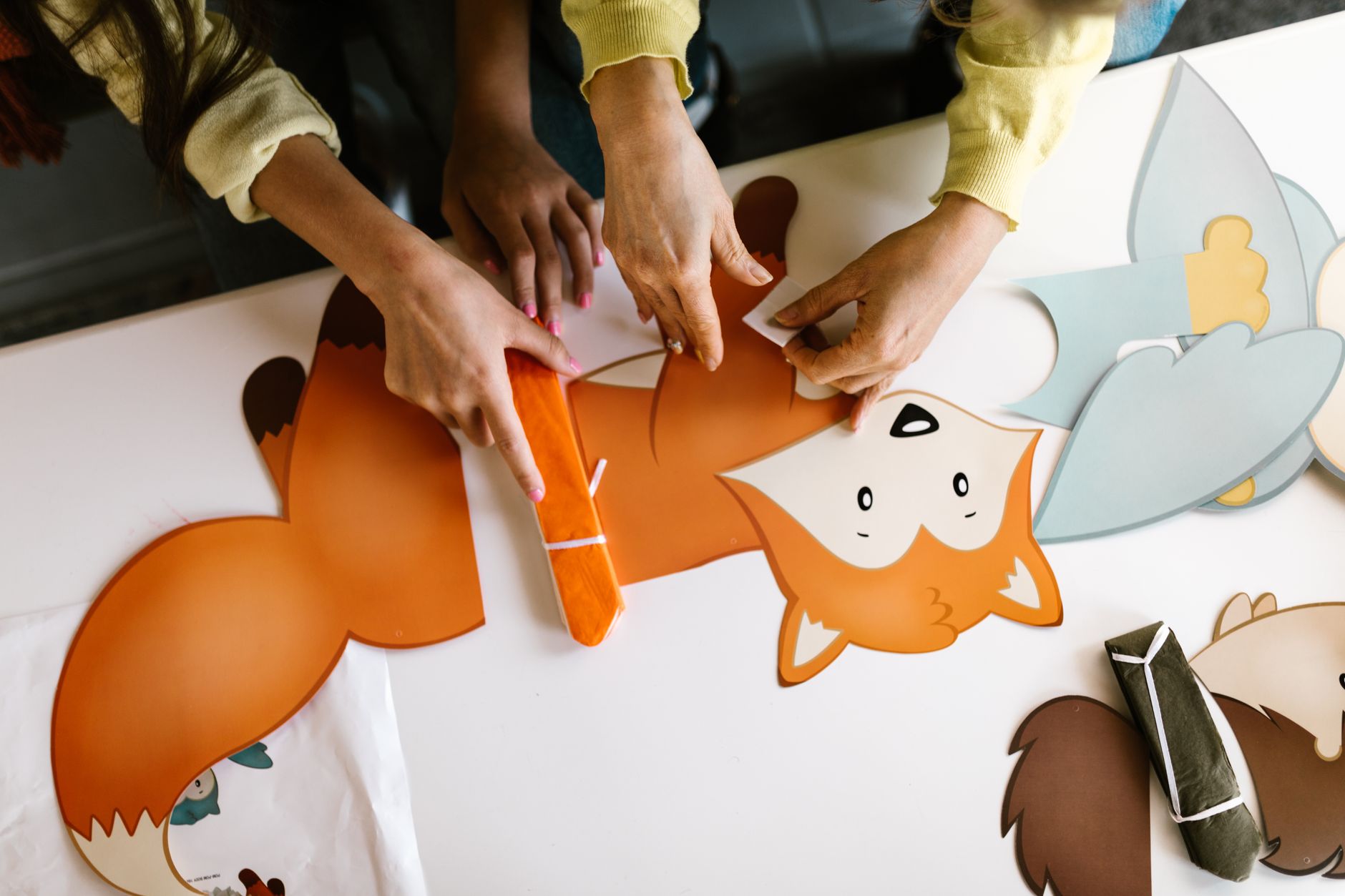 Bricolage à imprimer gratuit gabarits — enfants bricolant avec des gabarits en papier