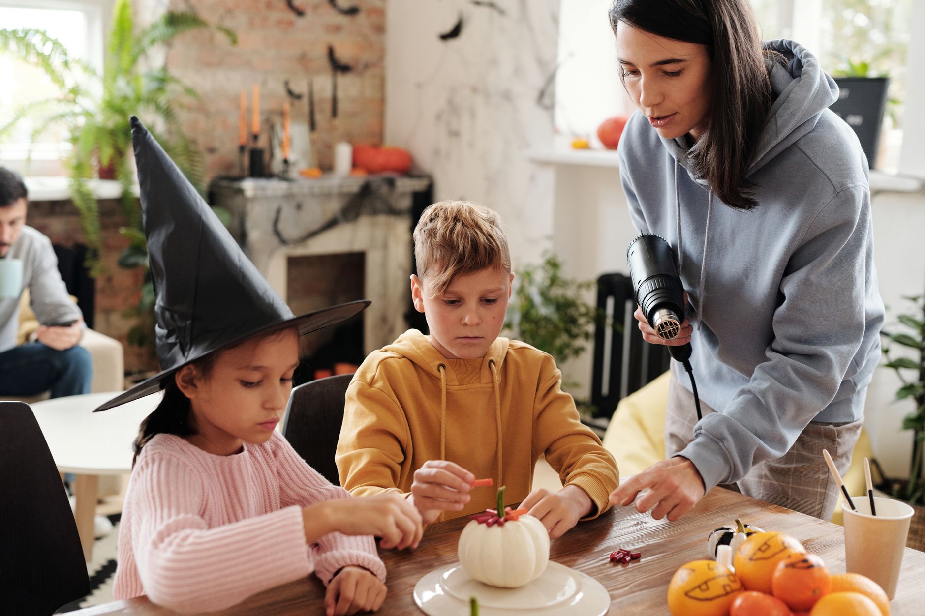 Bricolage CP et saisons : idées faciles du printemps à l’hiver — enfants bricolant des décorations saisonnières