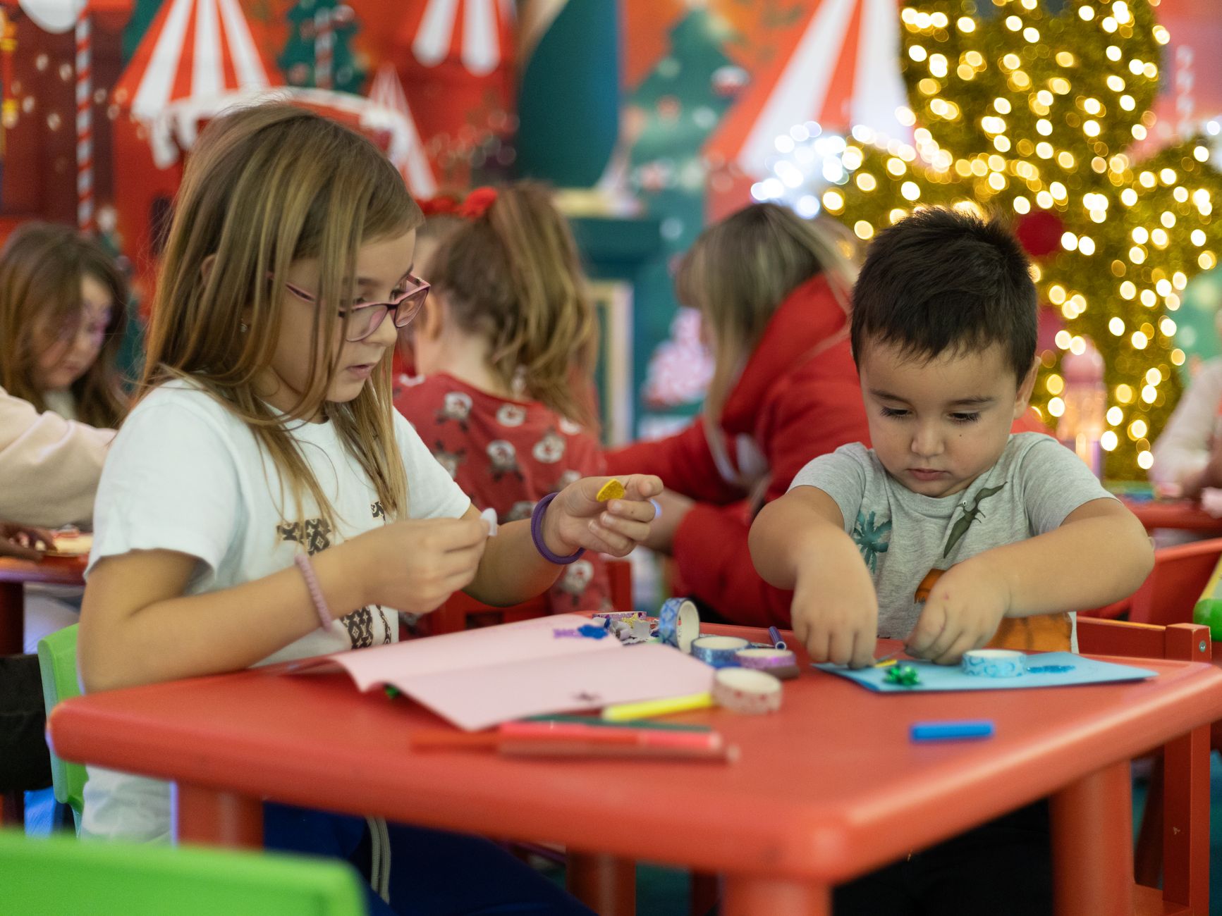 Bricolage CP idées faciles par — enfants bricolant des décorations saisonnières