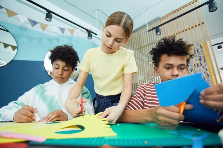 Bricolage de Noël en maternelle — enfants bricolage de Noël en classe