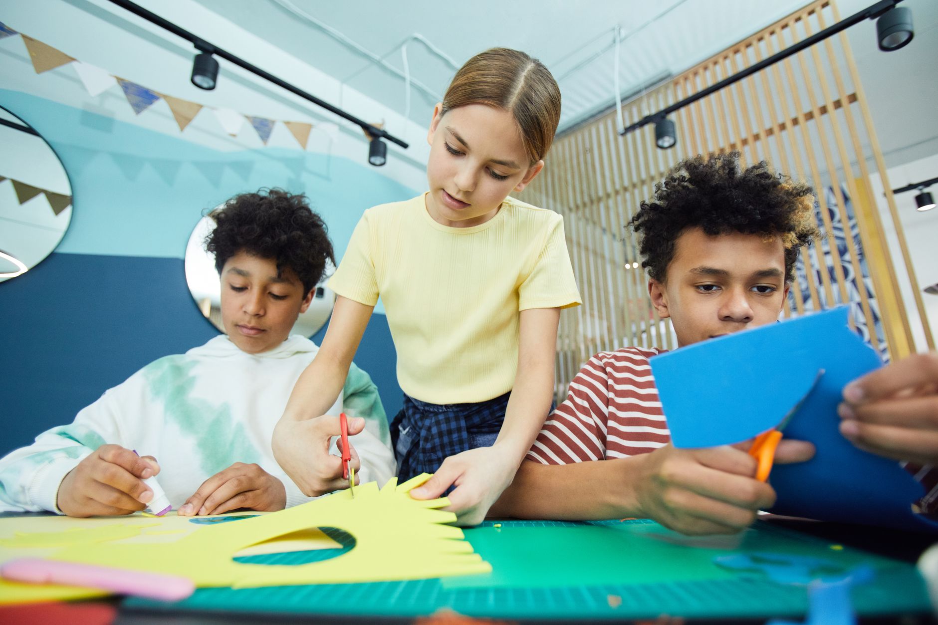 Bricolage de Noël en maternelle — enfants bricolage de Noël en classe