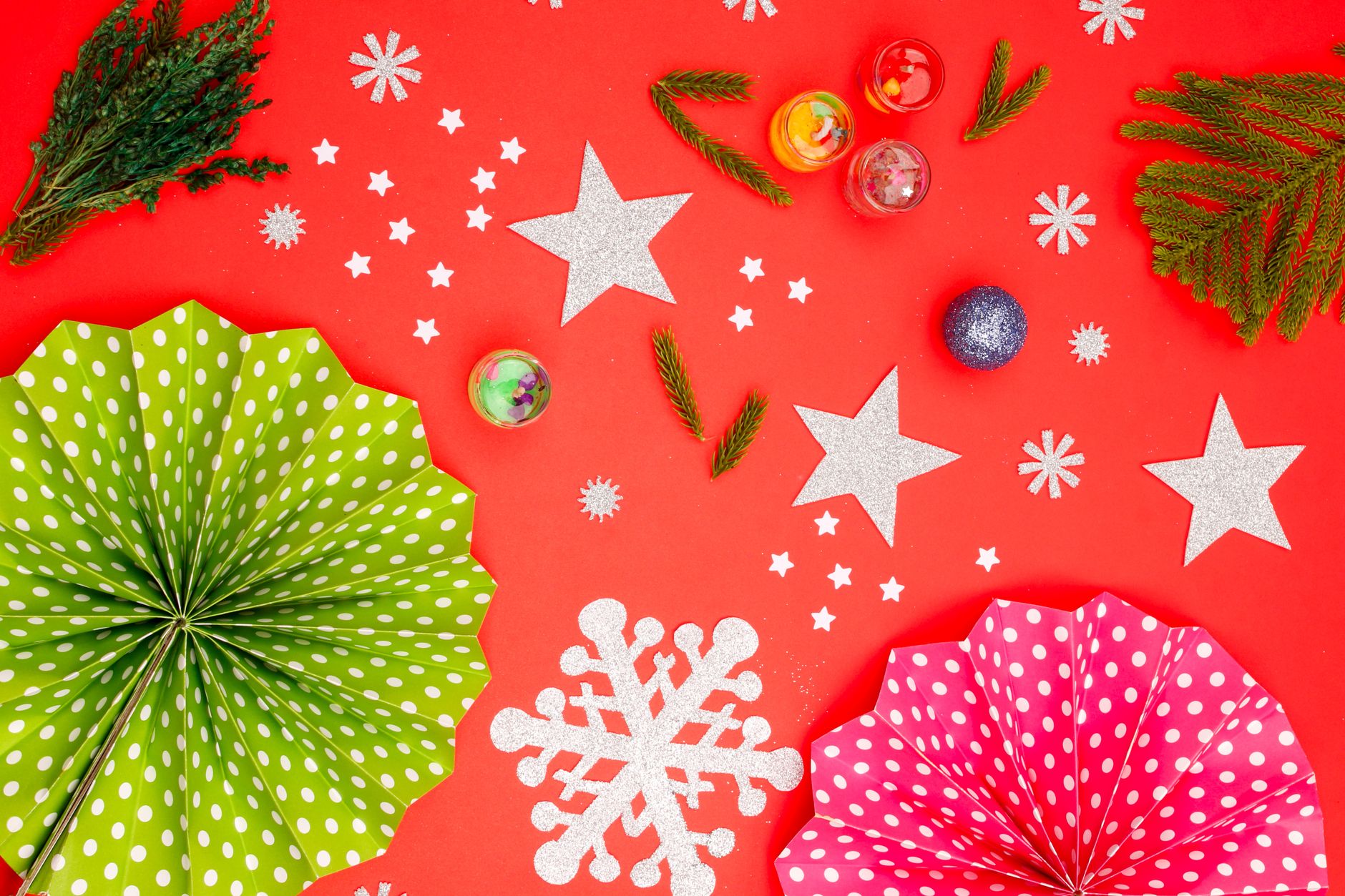 Bricolage de Noël facile pour enfants avec du papier : guirlandes, cartes et étoiles — décorations de Noël en papier colorées