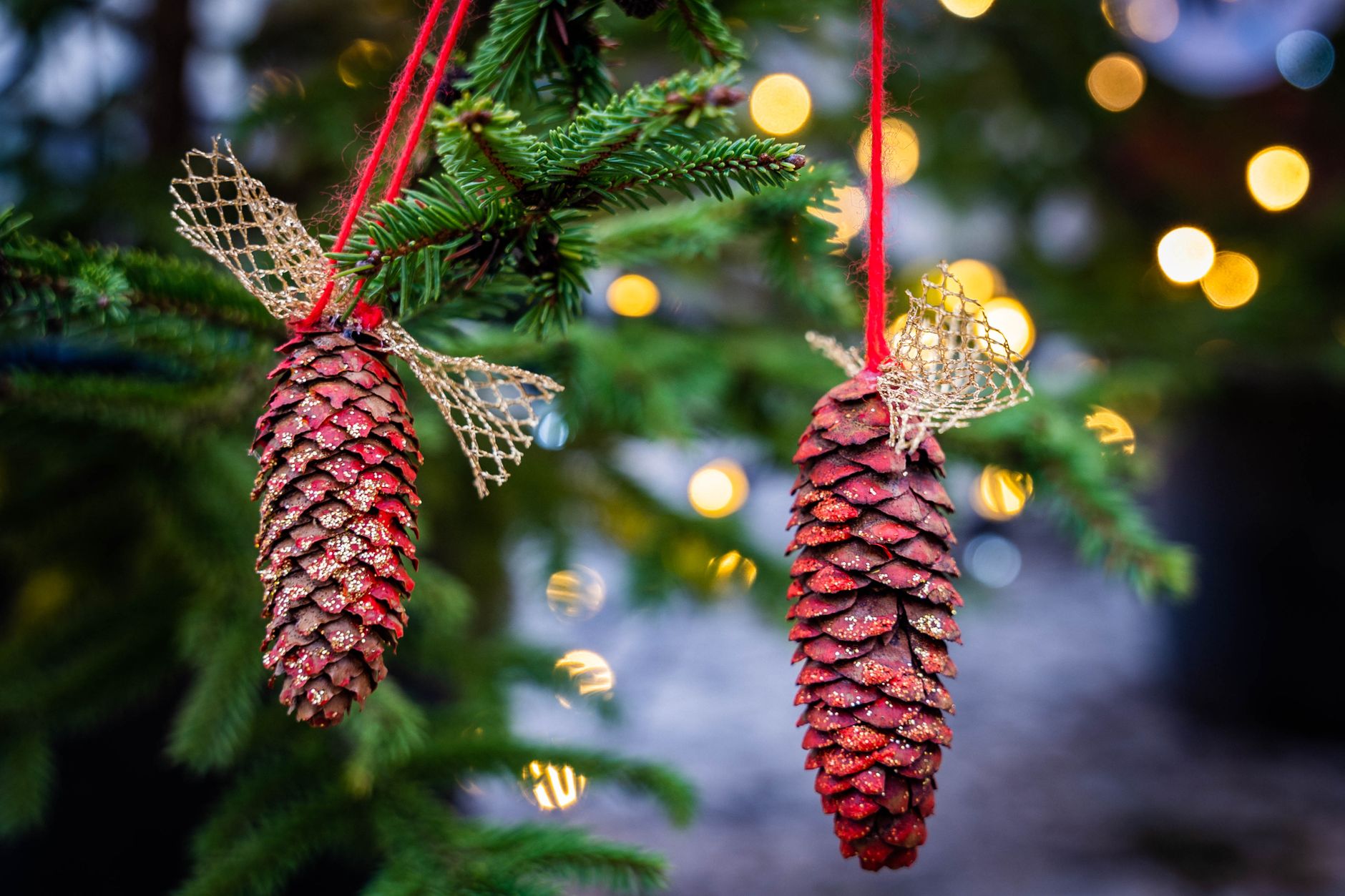 Bricolage de Noël pour enfants avec des pommes de pin : la forêt qui s’invite à la maison — enfants bricolage de Noël pommes de pin