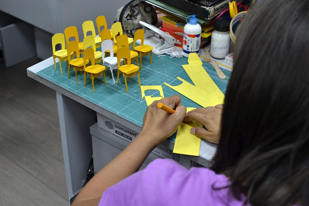 Bricolage facile pour les petits — enfants bricolant avec papier et couleurs
